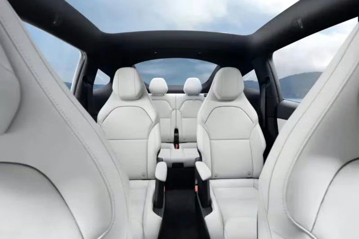 【特斯拉Model Y L浅灰色内饰上线 选装价格8000元】10月15日，特斯