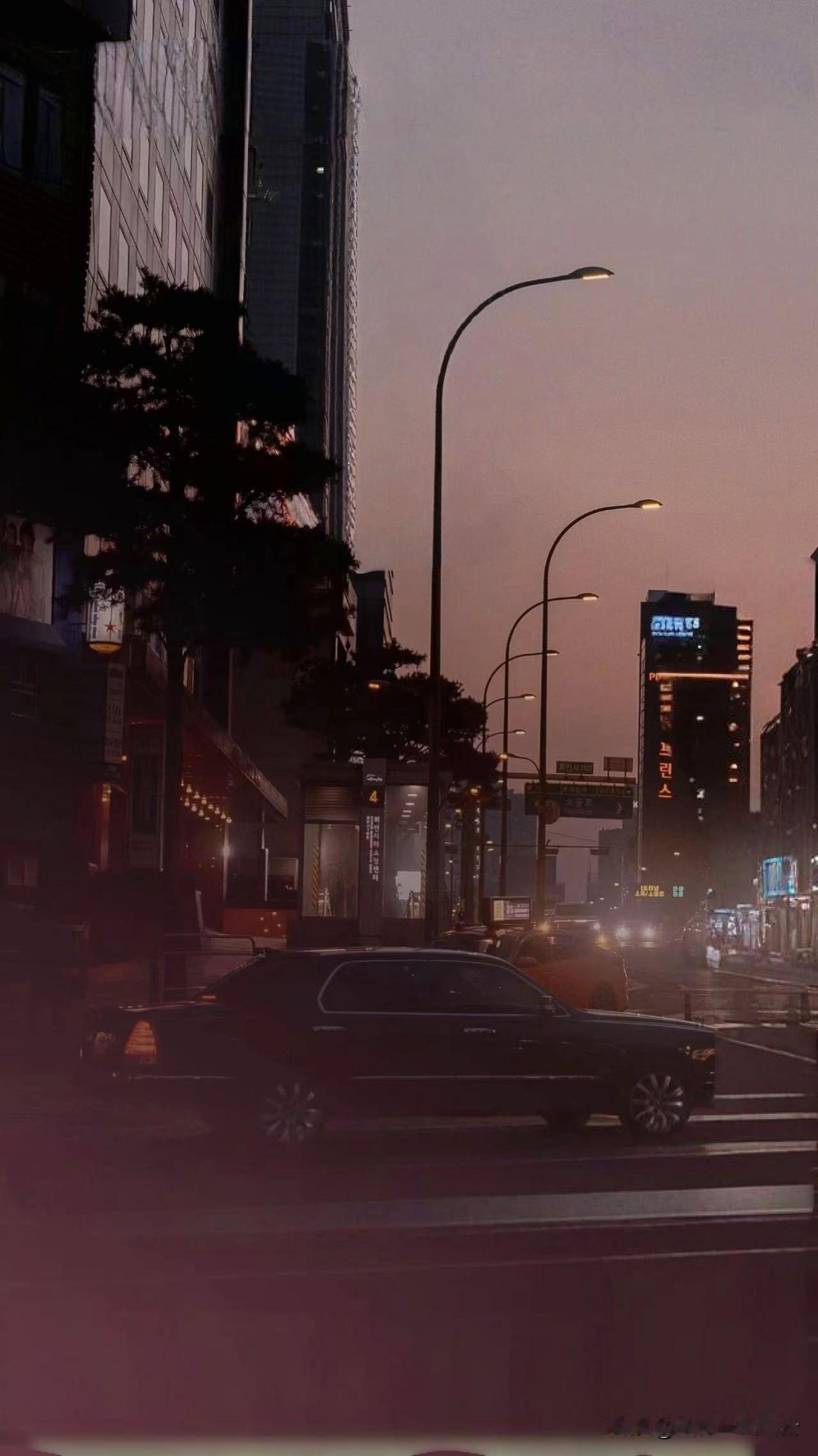 风轻轻暖暖，
吹过四月的巷口，
长街上，
偶遇花开的春天。

城市很大，
每个人