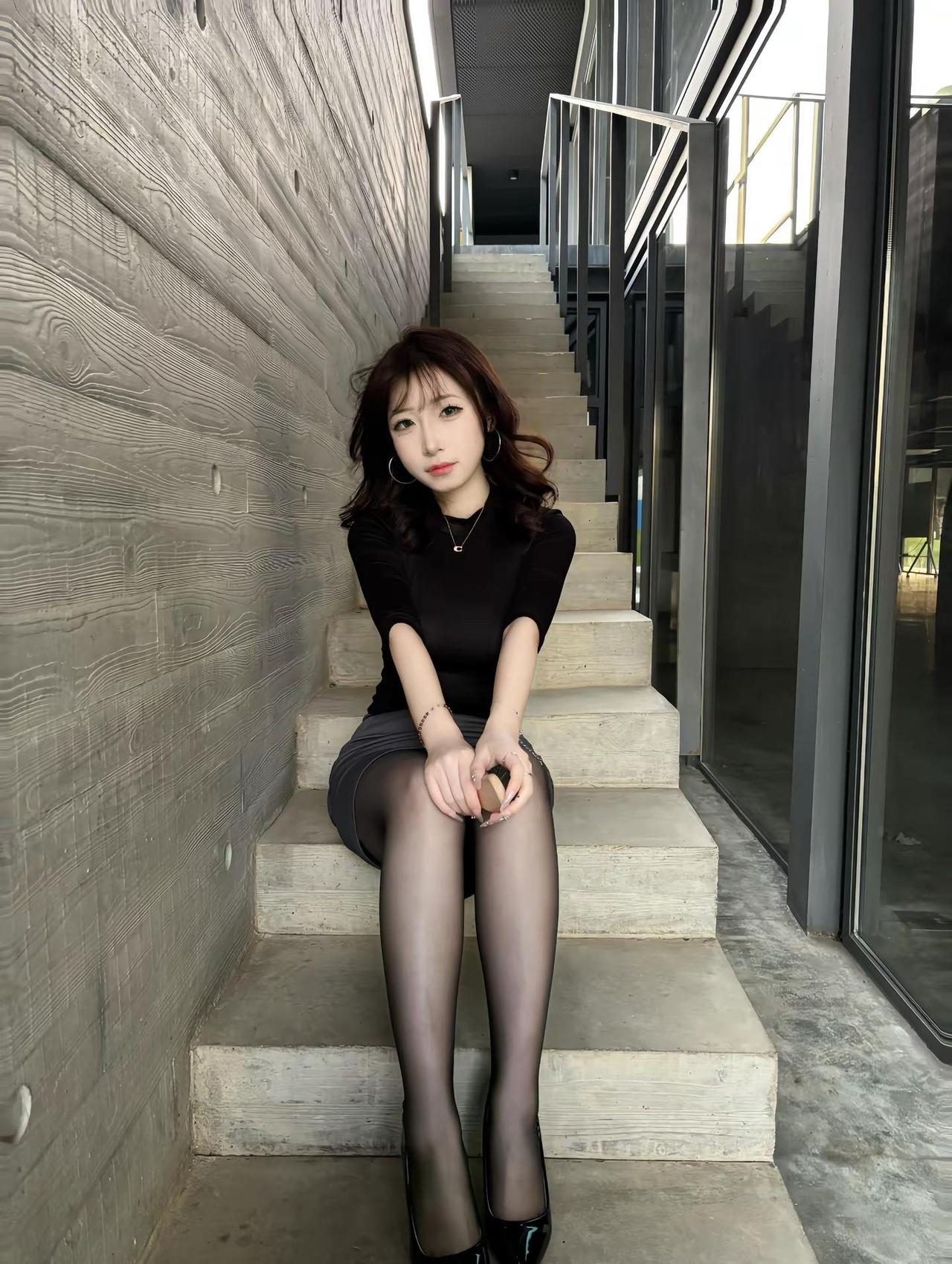 她穿着mini skirt 好像宁艺卓站在这宁艺卓双子座miniskirt