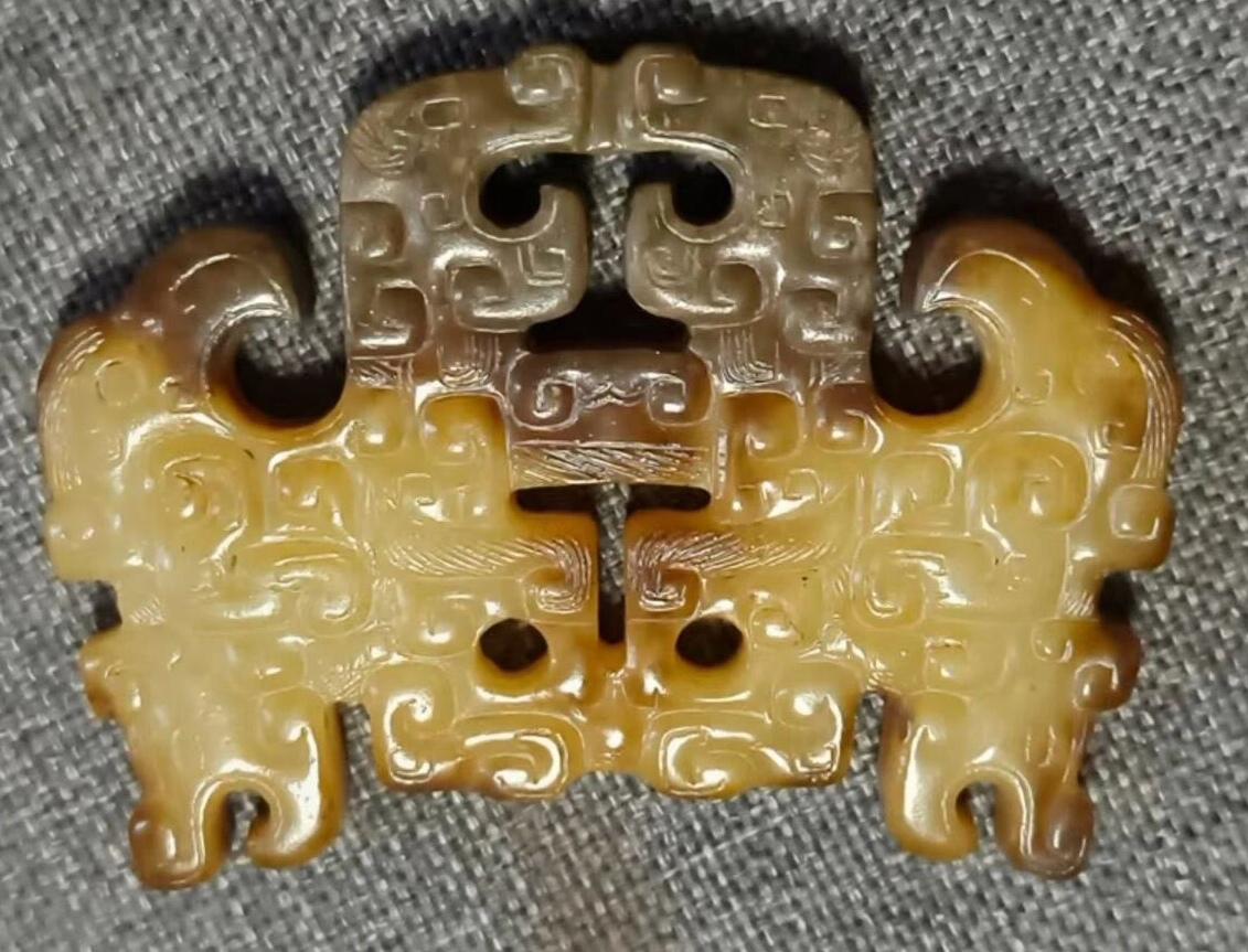 看到这三个玉佩，
我们通过品鉴和观察，
能作出什么判断和联想呢？
能说明什么呢？