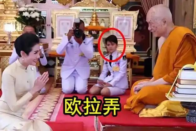 诗妮娜贵妃身份卑微，匍匐跪拜苏提达王后，泰国王室尊卑有别，这波戏码比宫斗剧还敢拍