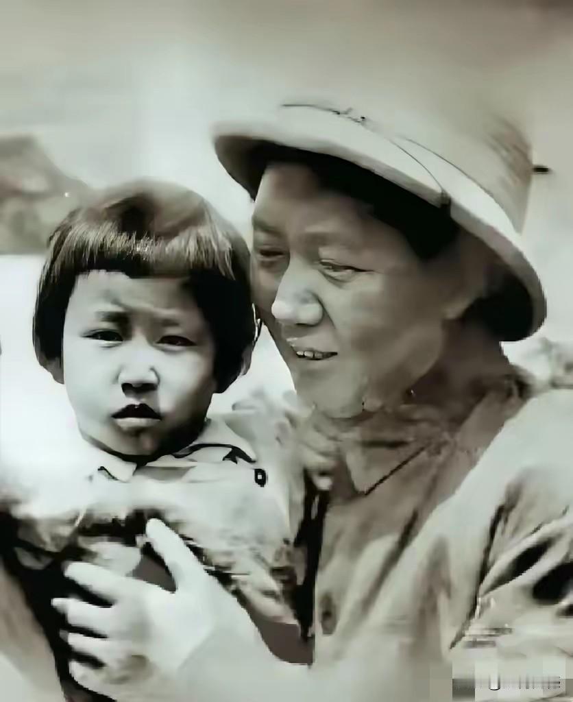 老人家重庆谈判回来之后，女儿李讷到机场来接他，李讷阿姨是1940年生人，重庆谈判