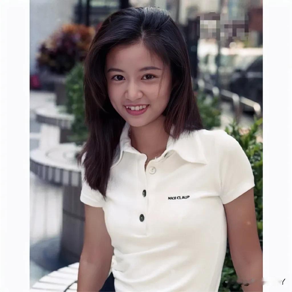 1995年，林心如在花坛边的留影旧照，那时候她十九岁，不愧是“紫薇”本薇，这颜值