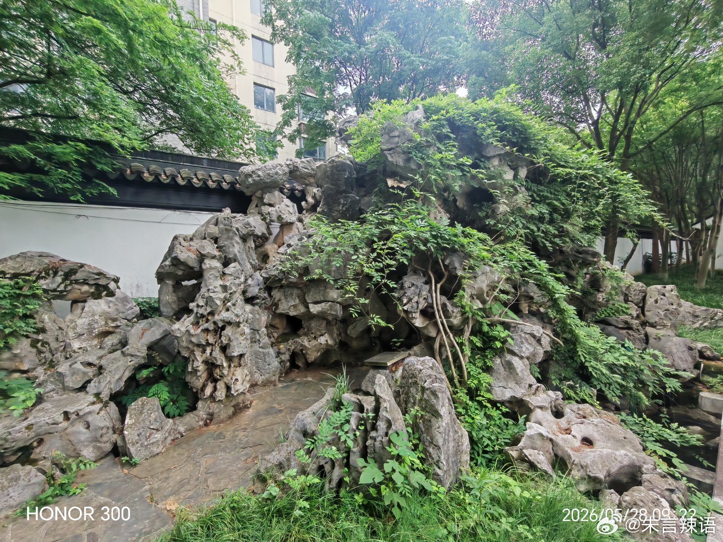 苏州胥王园，为纪念春秋名臣伍子胥而建，距今两千五百多年 。是一座融合吴文化与江南