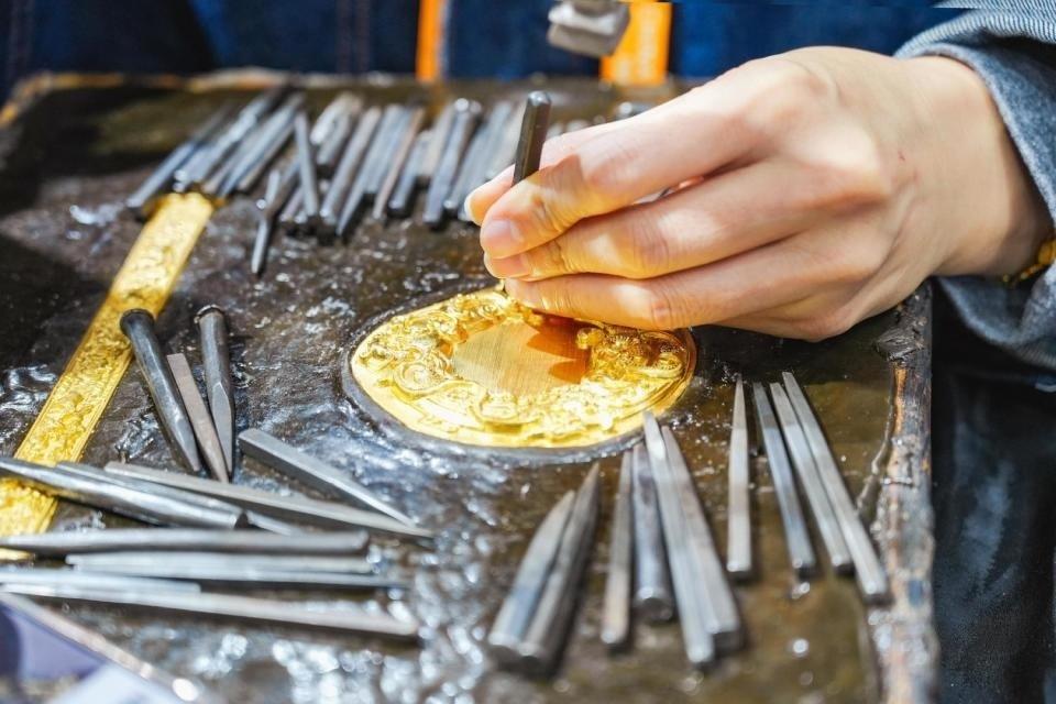 黄金这门生意，定价权正在换主人。
2026年10月9日，主流品牌金店的足金饰品报