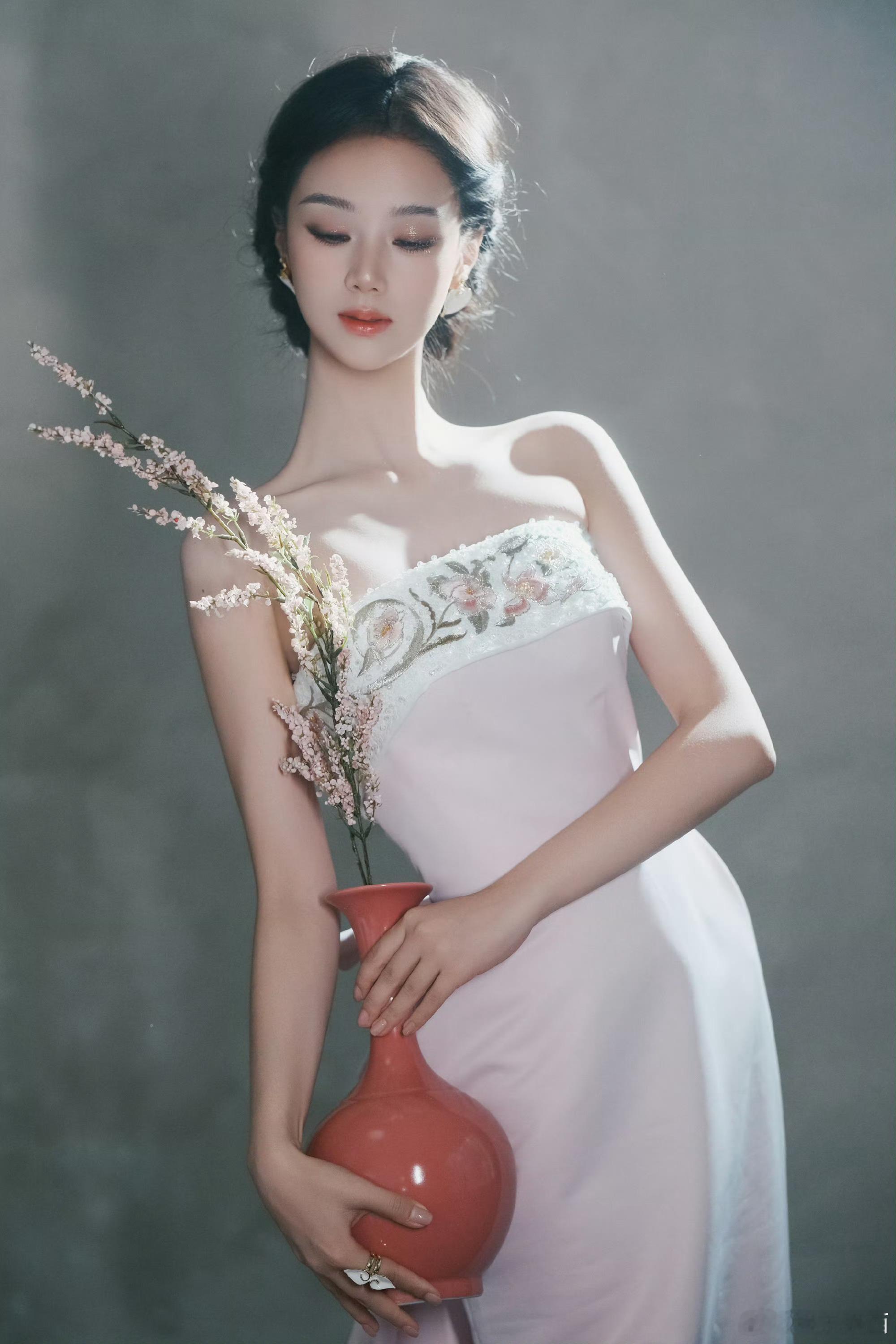 王小亿 好一朵美丽的玉兰花王小亿完全粉瓷本瓷粉衣粉裙，不靠亮片也不靠夸张剪裁，全