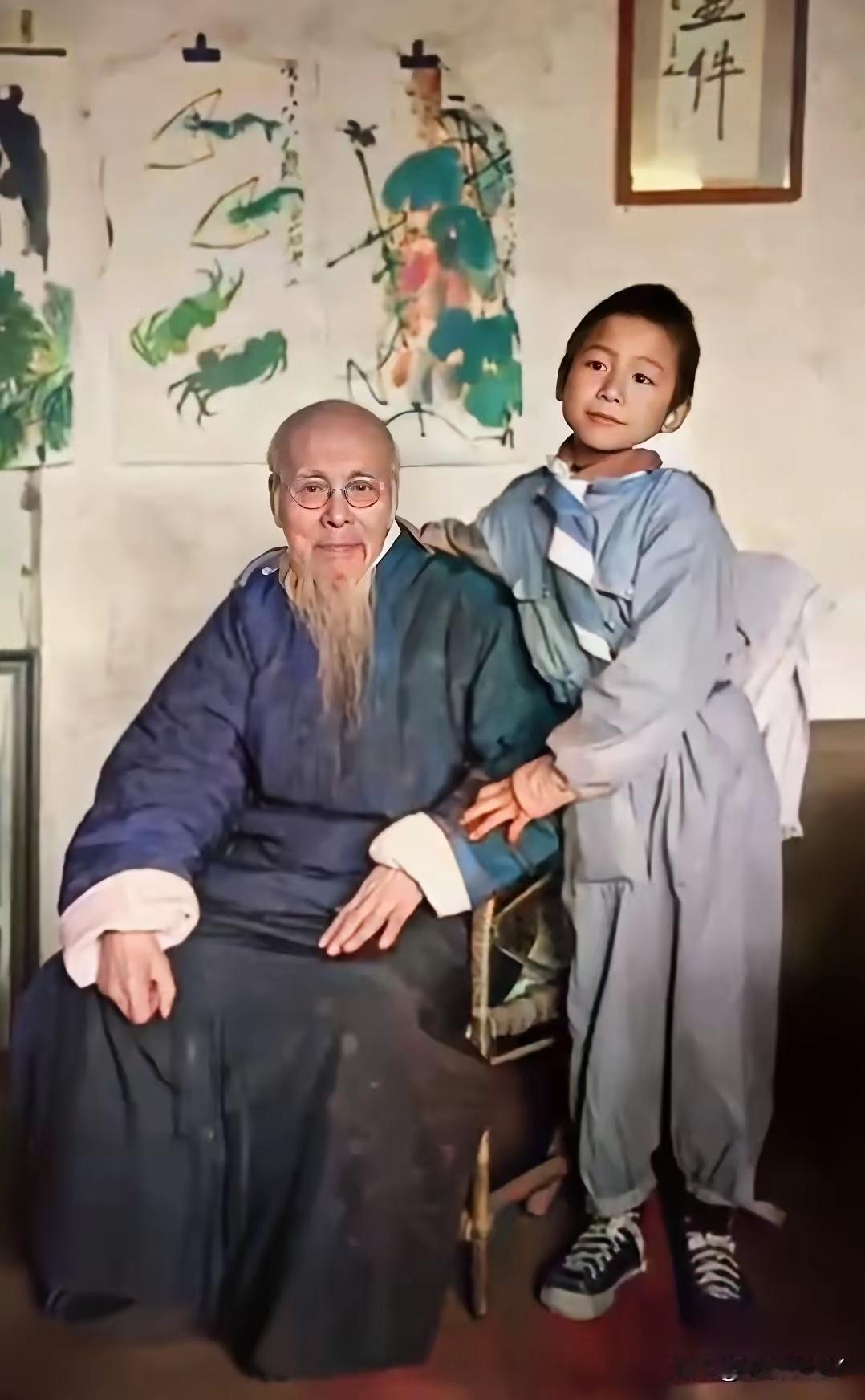 1948年，北京，在宅邸内的齐白石和他的小儿子齐良末。彼时齐白石84岁，齐良末1