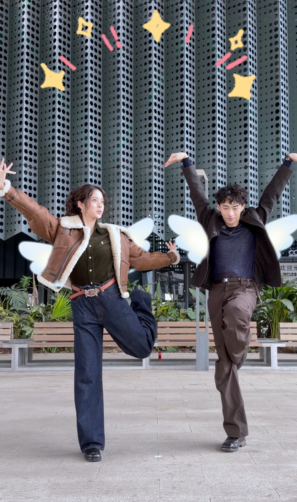 欧阳娜娜恩利在桃花坞合拍了 两个人站一起确实有默契，不愧是搞音乐的。动作几乎同步