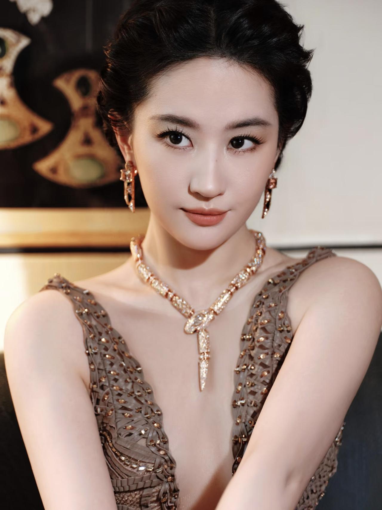 不要再问，
资本为什么喜欢刘亦菲了！

答案很简单，艺人在资本眼里就是一件商品，