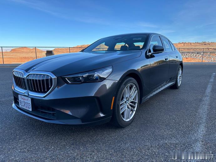 宝马的品牌口号：“终极驾驶机器”。我是不敢苟同的，这台宝马530i的驾驶感受我觉