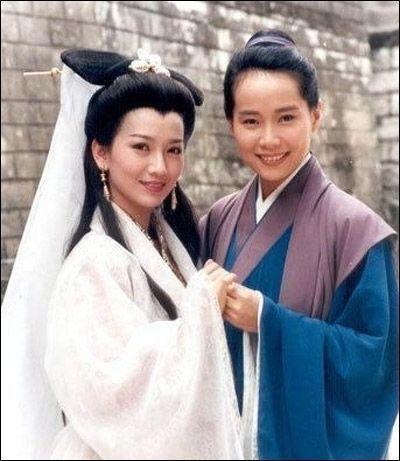 刷到叶童62岁在台上哽咽，那句“我错过了”扎心了。她错过的哪只是某个角色、某段情