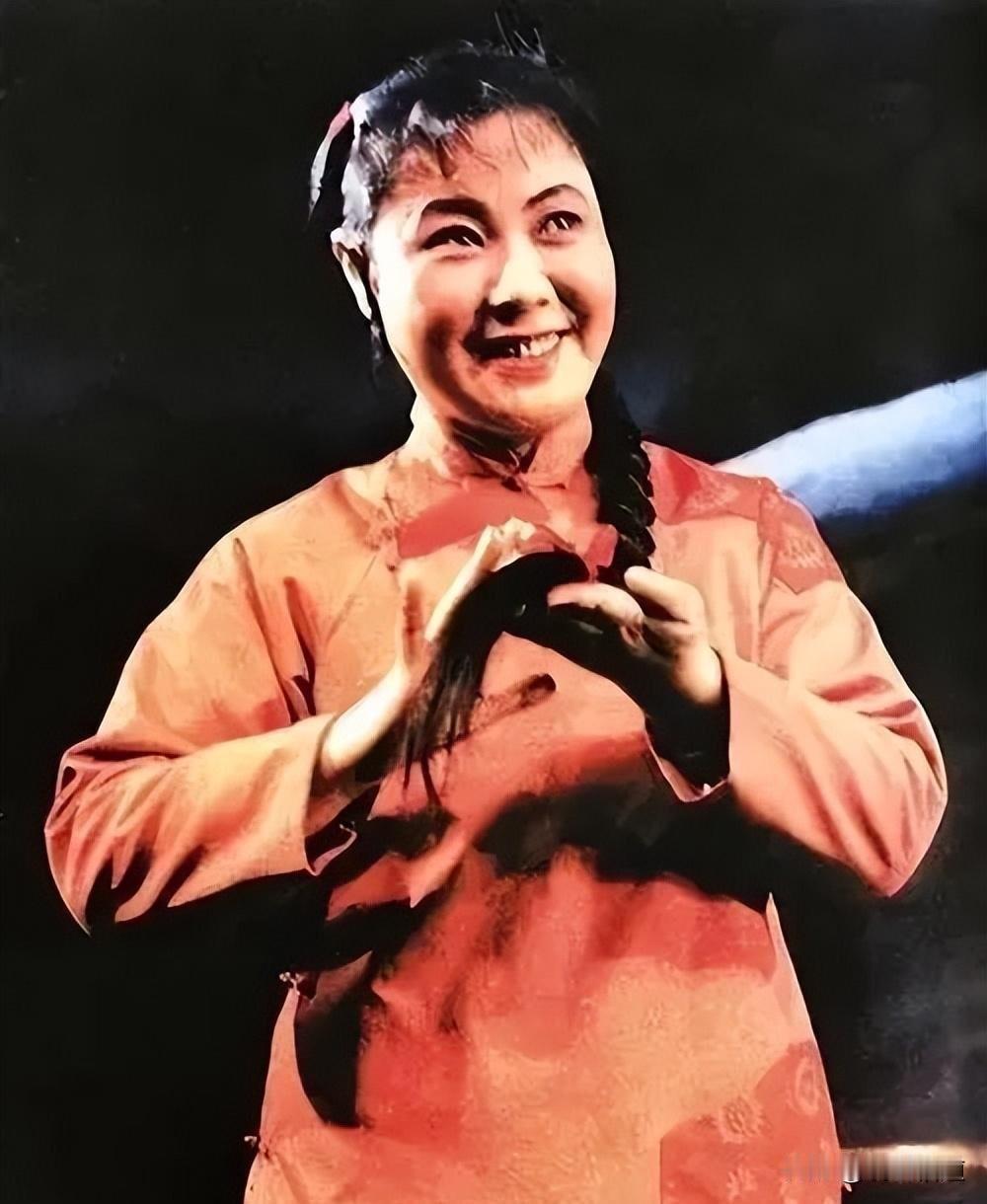 老艺术家捐光全部家当，年轻演员出场费动辄几十万：这脸往哪搁？

人民艺术家郭兰英