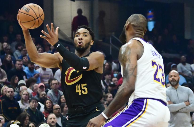 近日，霍华德在节目中谈到了骑士。他说：“上赛季我还觉得，他们说不定有机会。他们在