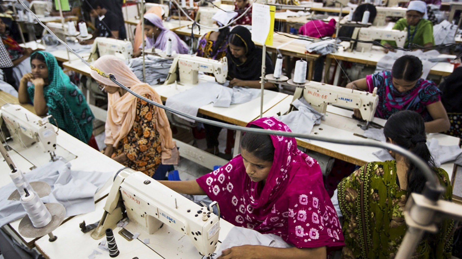 美国关税还没喘过气，中东战火又烧到印度纺织业。聚酯纤维成本飙升超四成，六成依赖进