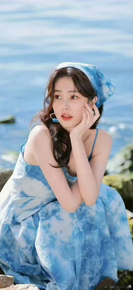 蒙淇淇向白鹿道歉反思此前发言，因自身片面判断误会白鹿干预剧组编剧调整，查证后知晓