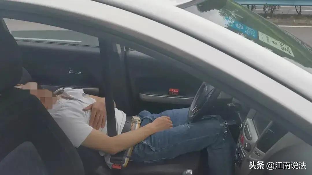 “应急车道补觉被罚冤不冤？法院判决揭露人性真相！”
广东一男子在高速上困到眼皮打