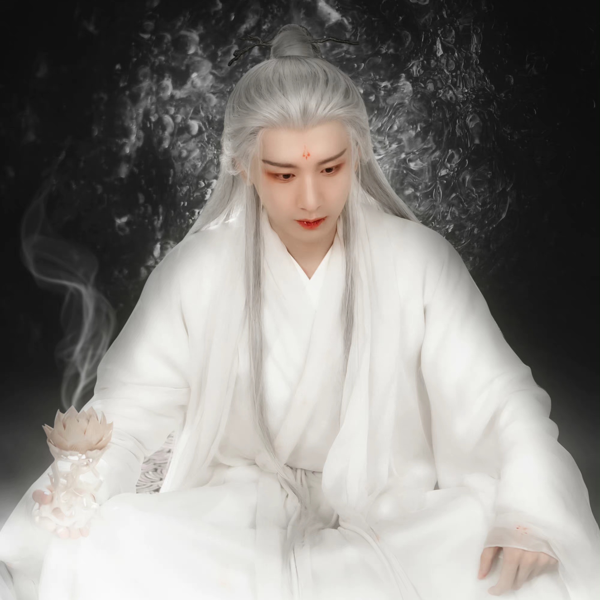 应渊偷偷藏起的一缕发丝是他小心翼翼藏起爱，深埋心底的爱！自己亲眼看着一点点割断的