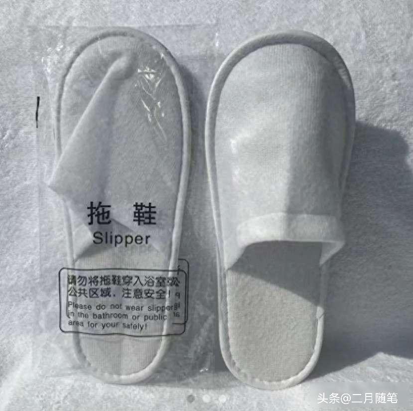 女子住酒店穿一次性拖鞋，
不慎将手腕玉镯撞断。
女子声称价值100万元，
要求酒