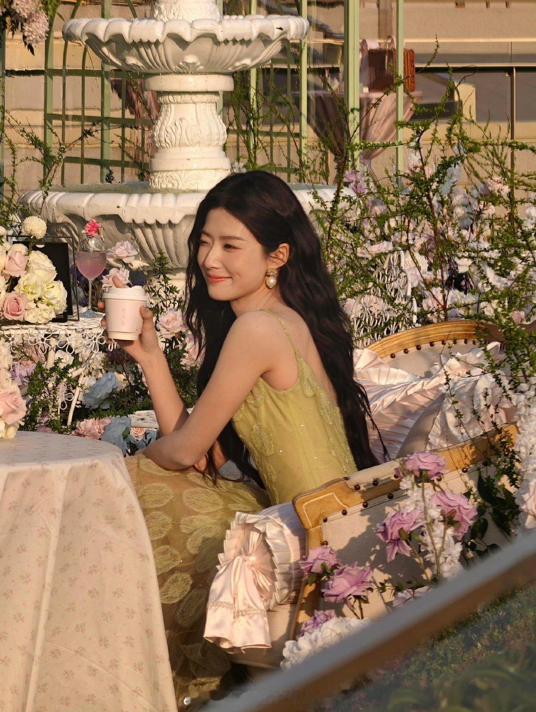 卢昱晓卷发吊带绿裙卢昱晓吊带绿色纱裙 卢昱晓吊带绿色纱裙 