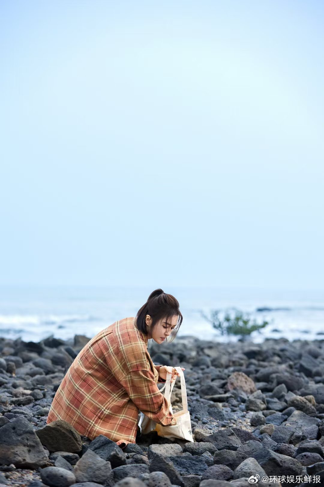 秦岚捡石头还卡颜亲爱的客栈 上一秒精致挑石头、严格卡颜，下一秒自觉捡垃圾，秦岚在