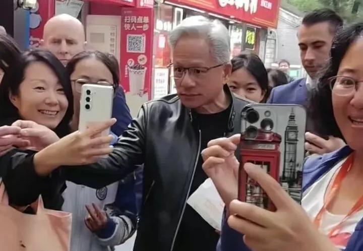 在跟随特朗普访华的一众商界大佬中！黄仁勋是最接地气的那一个，逛北京南锣鼓巷，吃炸
