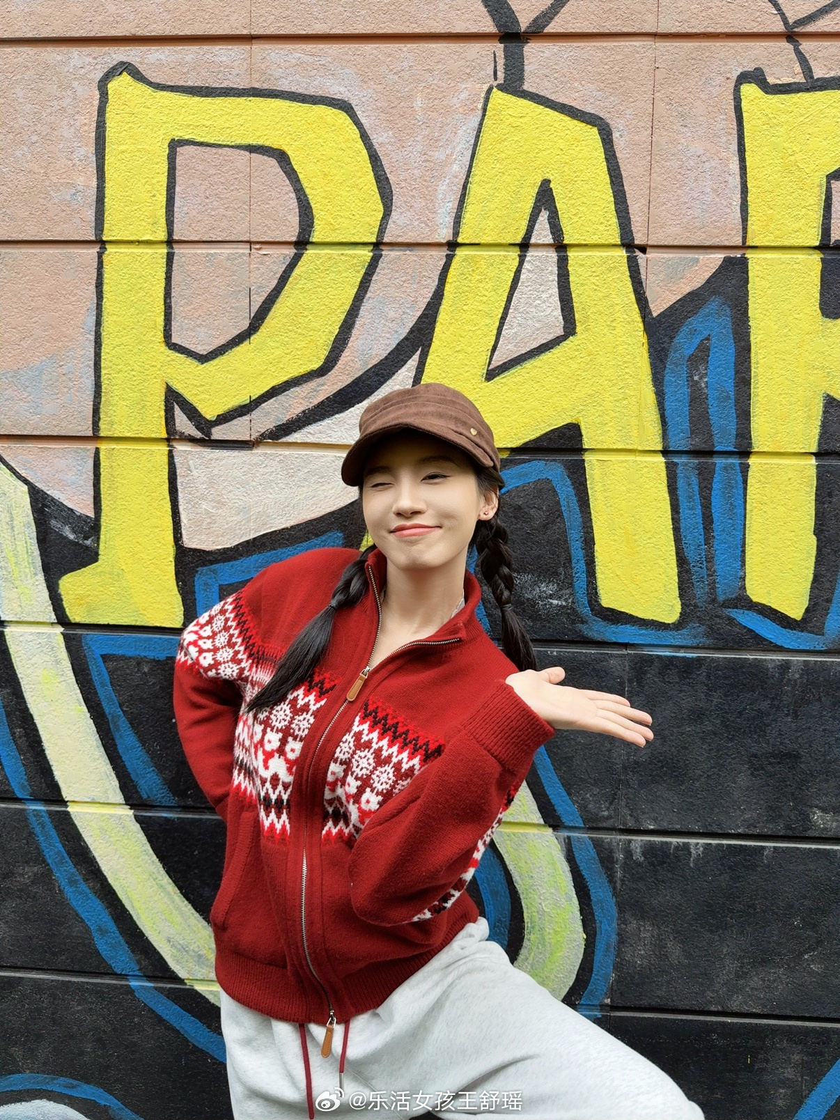 今日color walk是彩色的心血来潮随机开启color walk在涂鸦墙前大