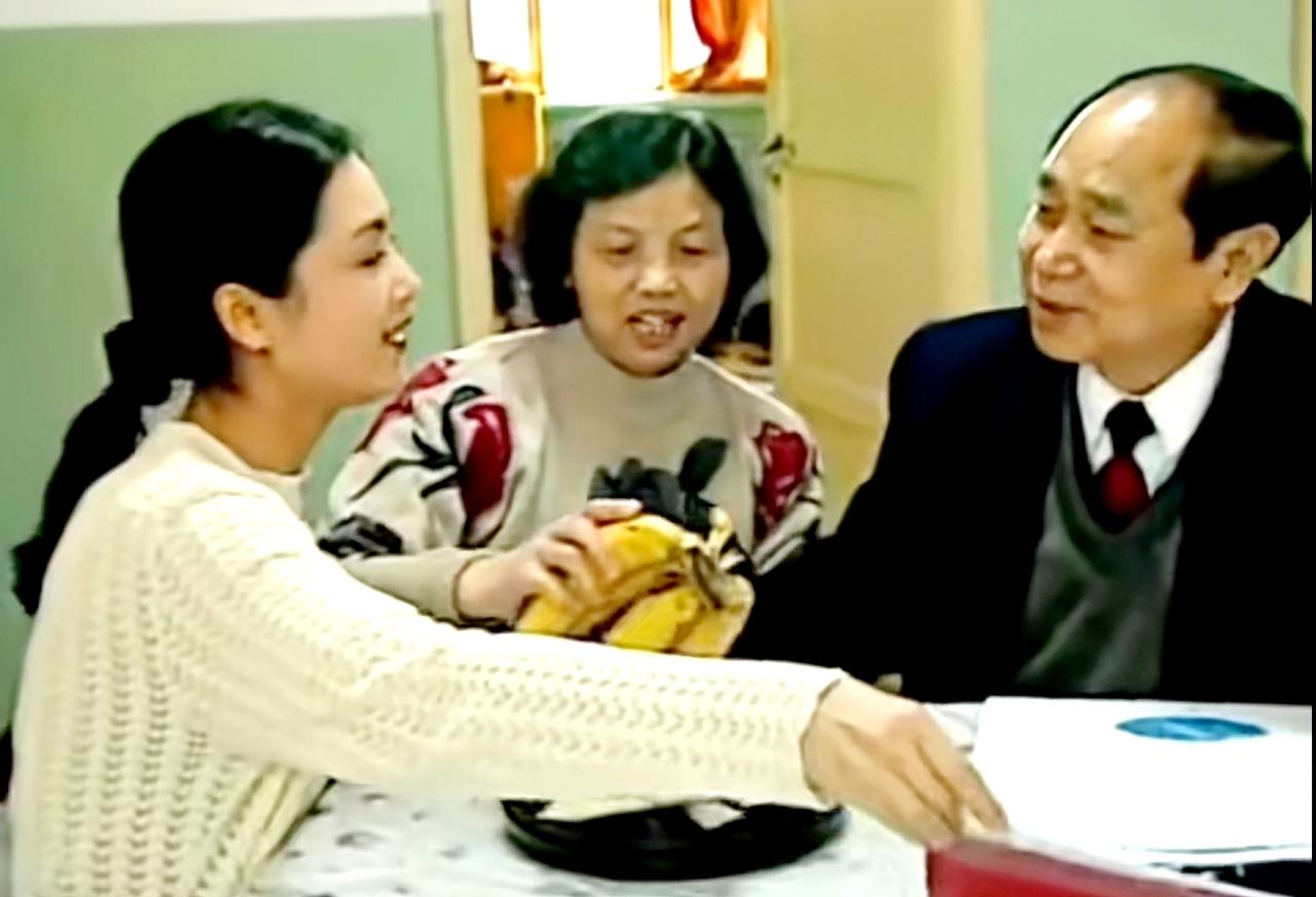 这是陈红的父亲母亲，你们相信吗？不信也得信，眼见为实！
这是陈红回家与父母小聚时