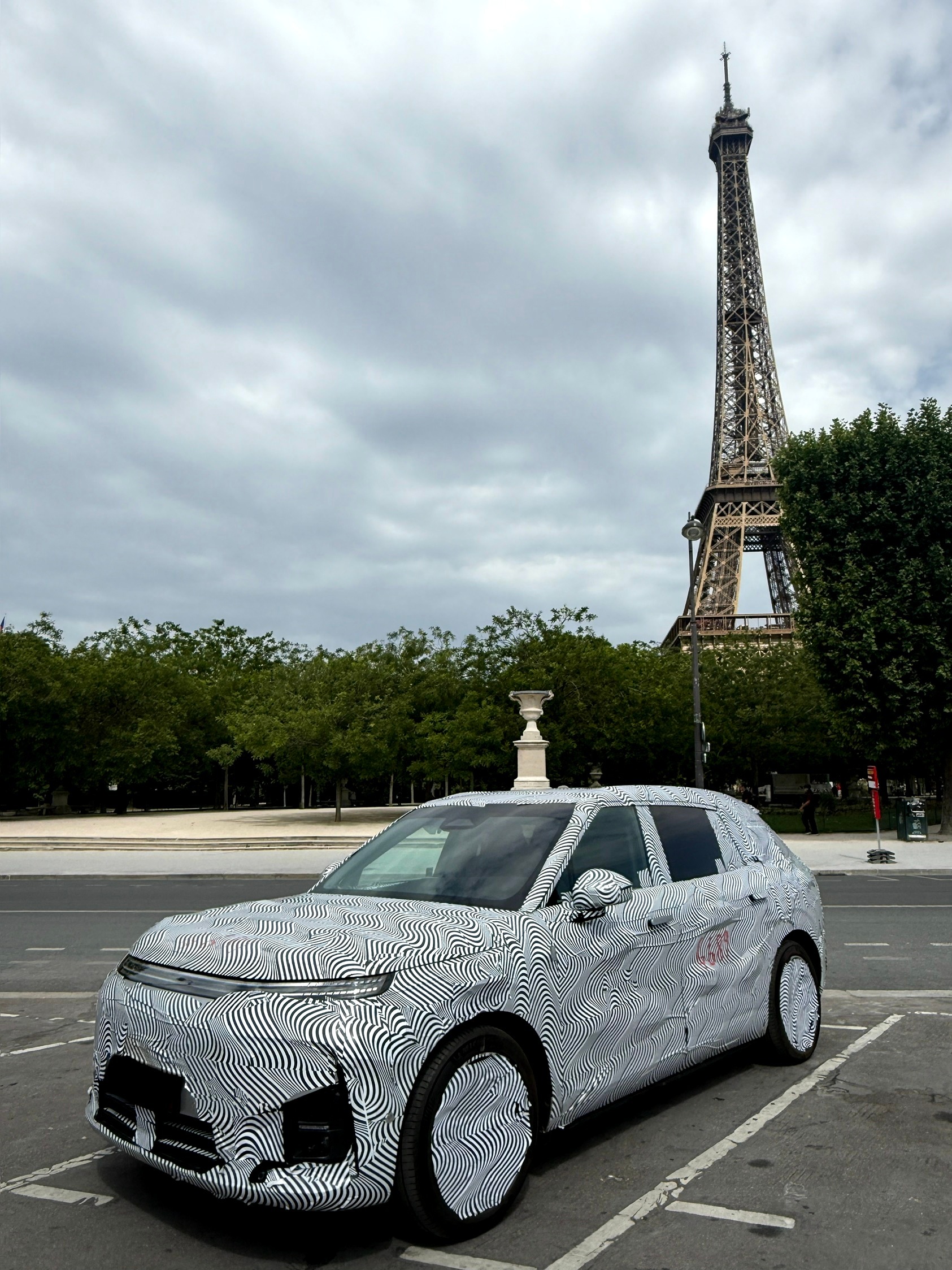 小鹏全新大五座SUV G9L与六座旗舰GX组成品牌双旗舰矩阵。两车共享航空级安全