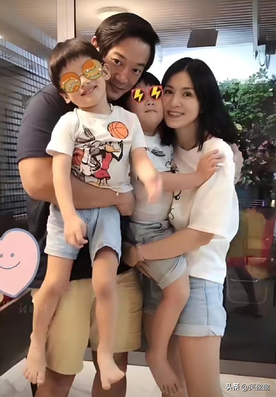 昔日“玉女掌门人”杨采妮，1994年经朋友介绍与邱韶智相识相恋。1997年她为爱