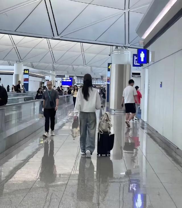 奚梦瑶独自现身机场，平底鞋也走出超强气场
 
事业上奚梦瑶早年深耕超模行业，闯荡