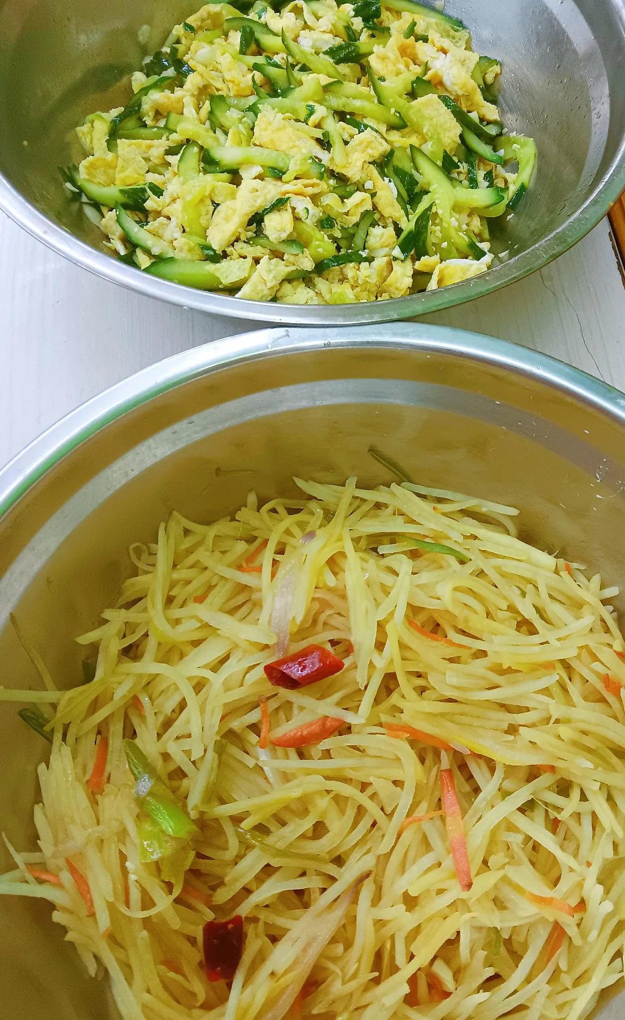 煎饼卷菜，这两个菜（黄瓜炒鸡蛋、清炒土豆胡萝卜丝）卷煎饼普通又好吃，也适合不吃辣