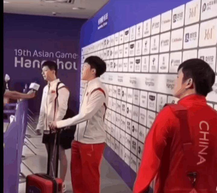 真快啊，又要到亚运会了，
每到亚运会人们真就会想起头哥杭州亚运会这个经典蘑菇头，