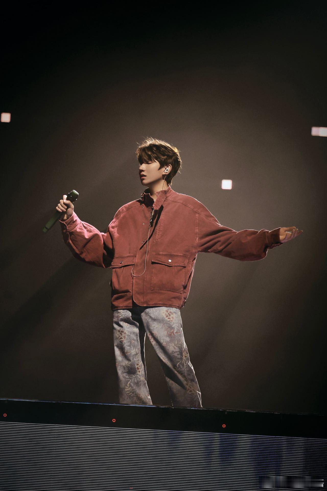 王源跨年彩排进行时 客厅狂欢彩排图释出！距离客厅狂欢开唱只剩24小时，内娱首个斜