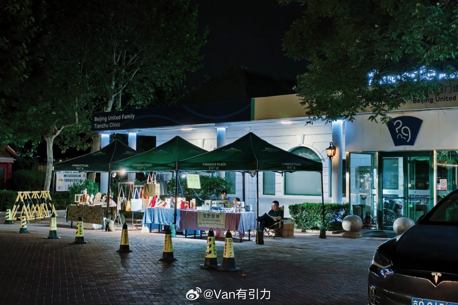 趁凉快一家人出来转转。从图2可以看出，如今经济真是不景气，夜市都能办美国绿卡啦！