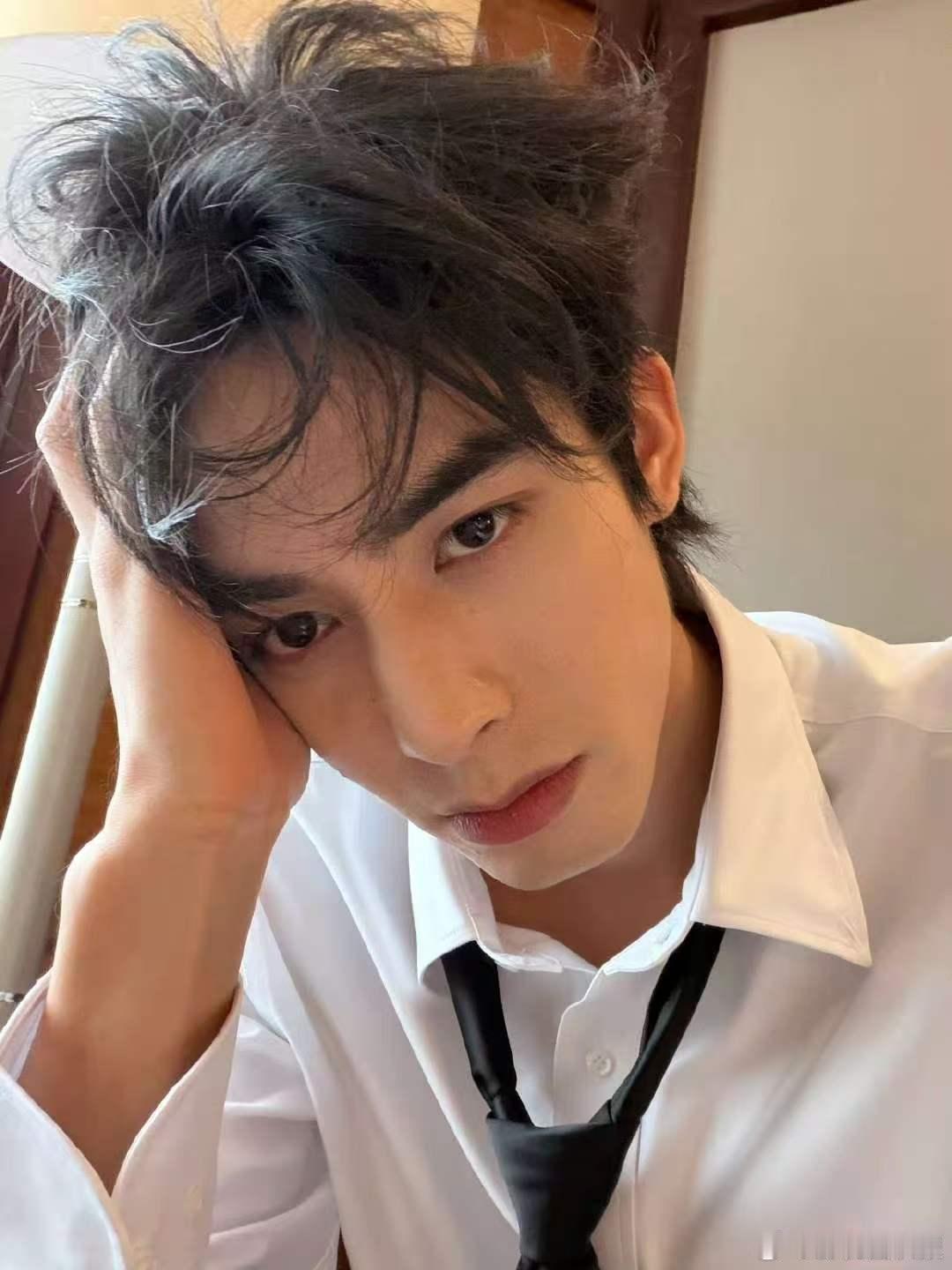 宋威龙牛魔王造型 白衬衫黑领带勾勒出优越身形，清冷贵气扑面而来，牛魔王小角又瞬间