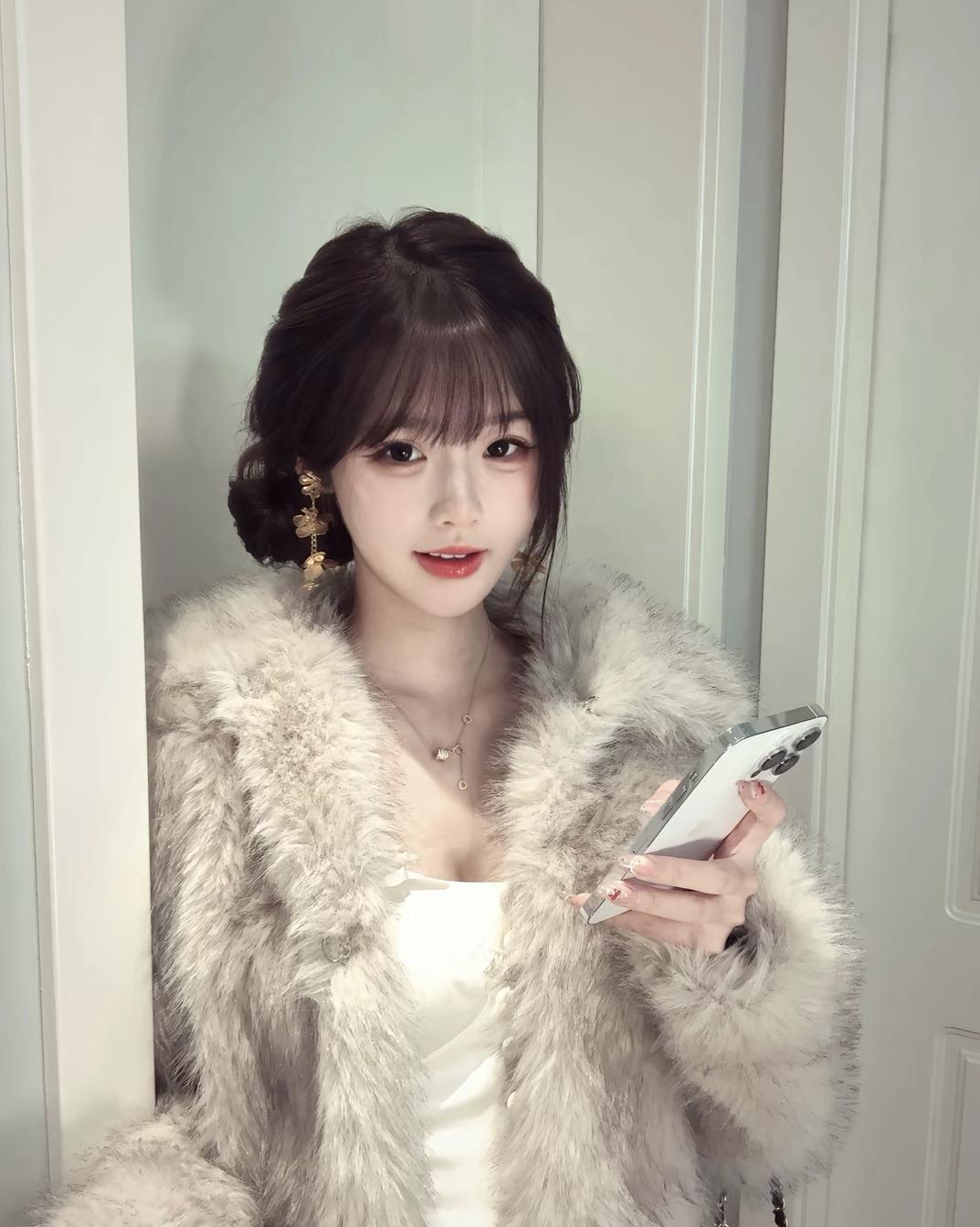 优雅冬日穿搭，毛茸茸外套搭配精致妆容，完美演绎都市时尚！@今晚不吃鱼 美女的美丽