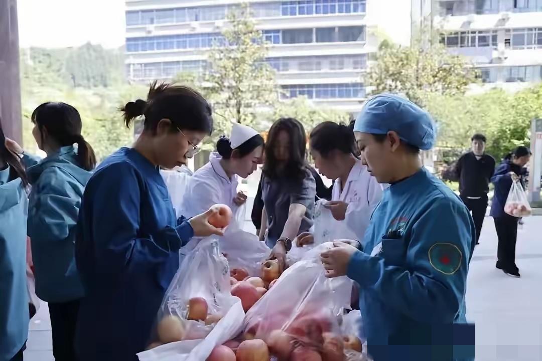 44岁陕西男子，跑到湖北小县城卖苹果，不幸的是刚进城，突发脑梗被紧急抢救，没想到