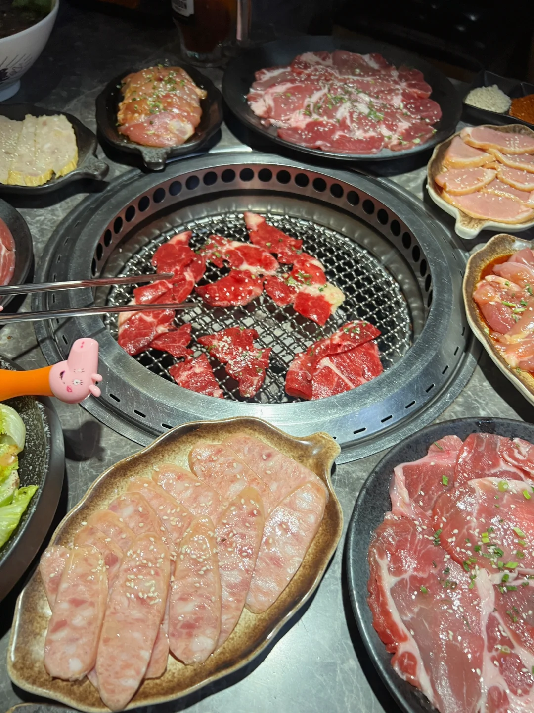 咔咔吃烤肉的快乐！别说大人，小孩子都很爱！