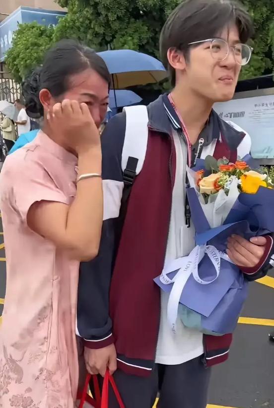 姑姑用十五年光阴，把“这孩子我养”一句承诺，从碎花衬衫的针脚缝进了清华录取通知书