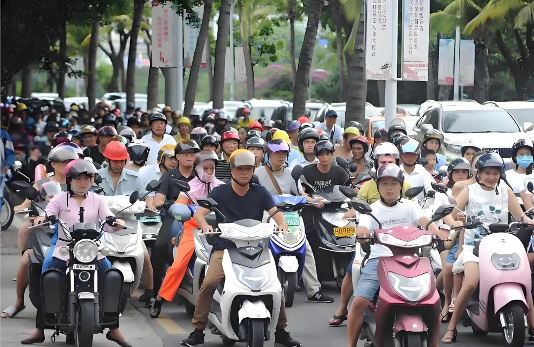 在一些城市，电动自行车违章现象十分普遍，有不戴头盔的；有闯红灯的；有在道路逆行的