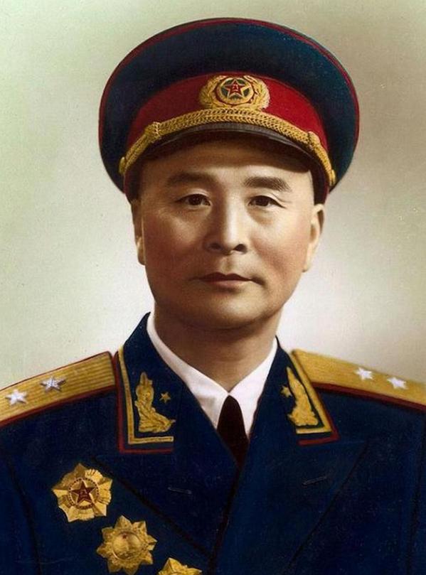 1936年，一位老大娘上山采野果。突然发现一大群苍蝇，在草丛上“嗡嗡嗡”盘旋，她