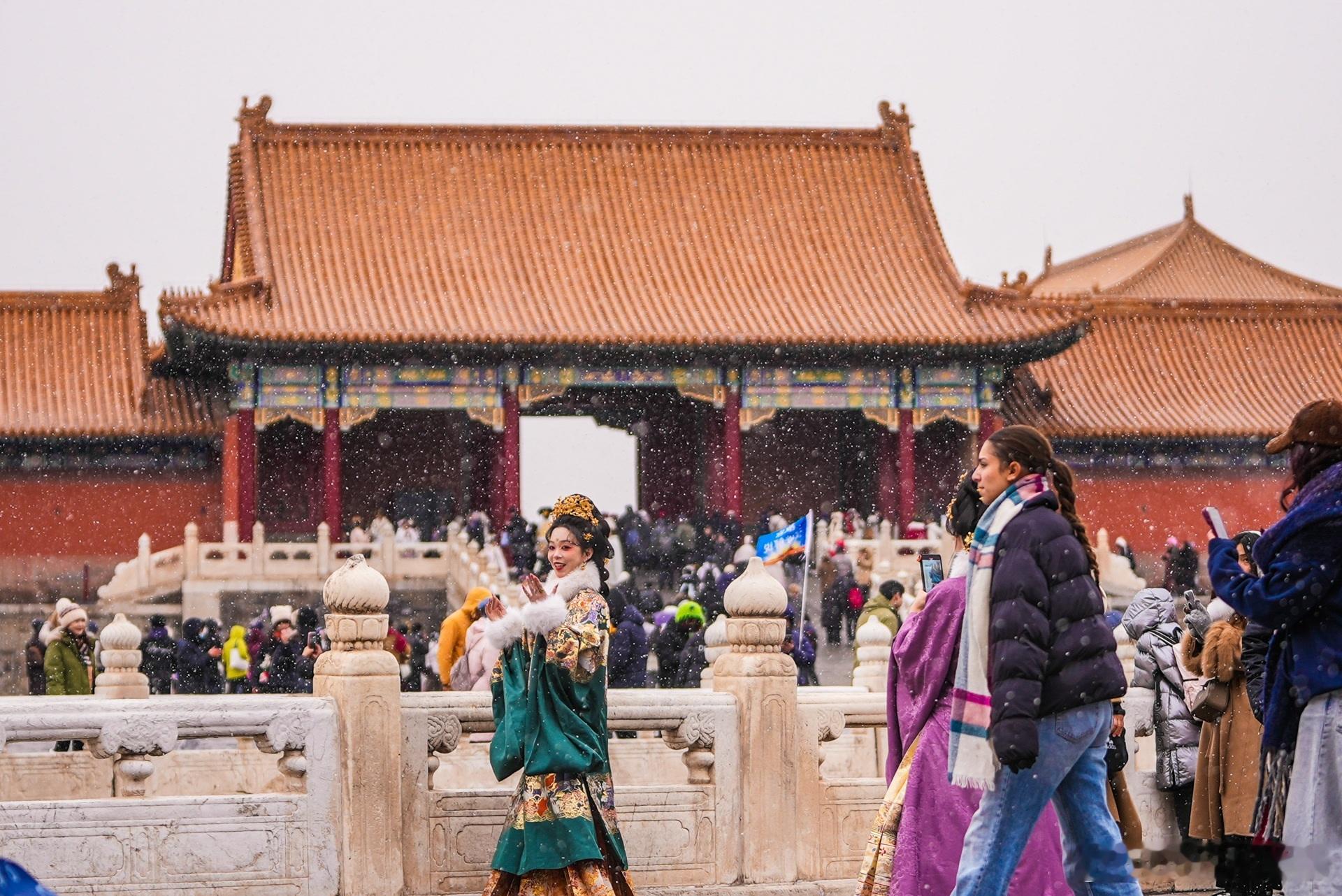 故宫博物院 雪花落到紫禁城，自带背景音，淋漓尽致地展现中式浪漫。朱红色的宫墙、金