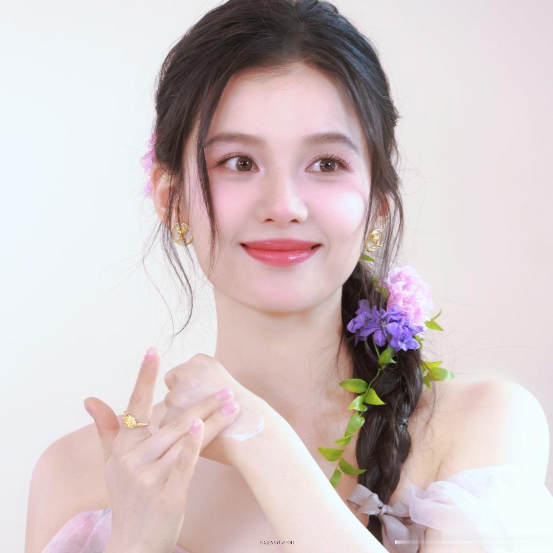 张婧仪介于少女和熟女之间的美丽胶片滤镜和张婧仪适配度满分！兼具少女的鲜活与熟女的