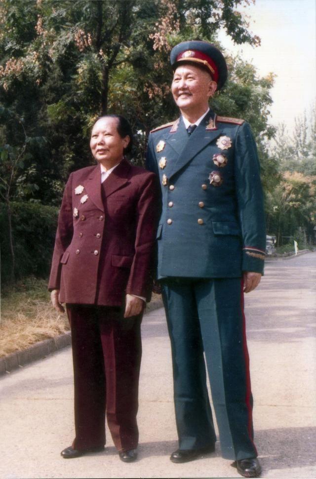 1936年，洪学智看上了女兵张文。谁知，张文却嫌弃洪学智满脸麻子，本想婉言谢绝，