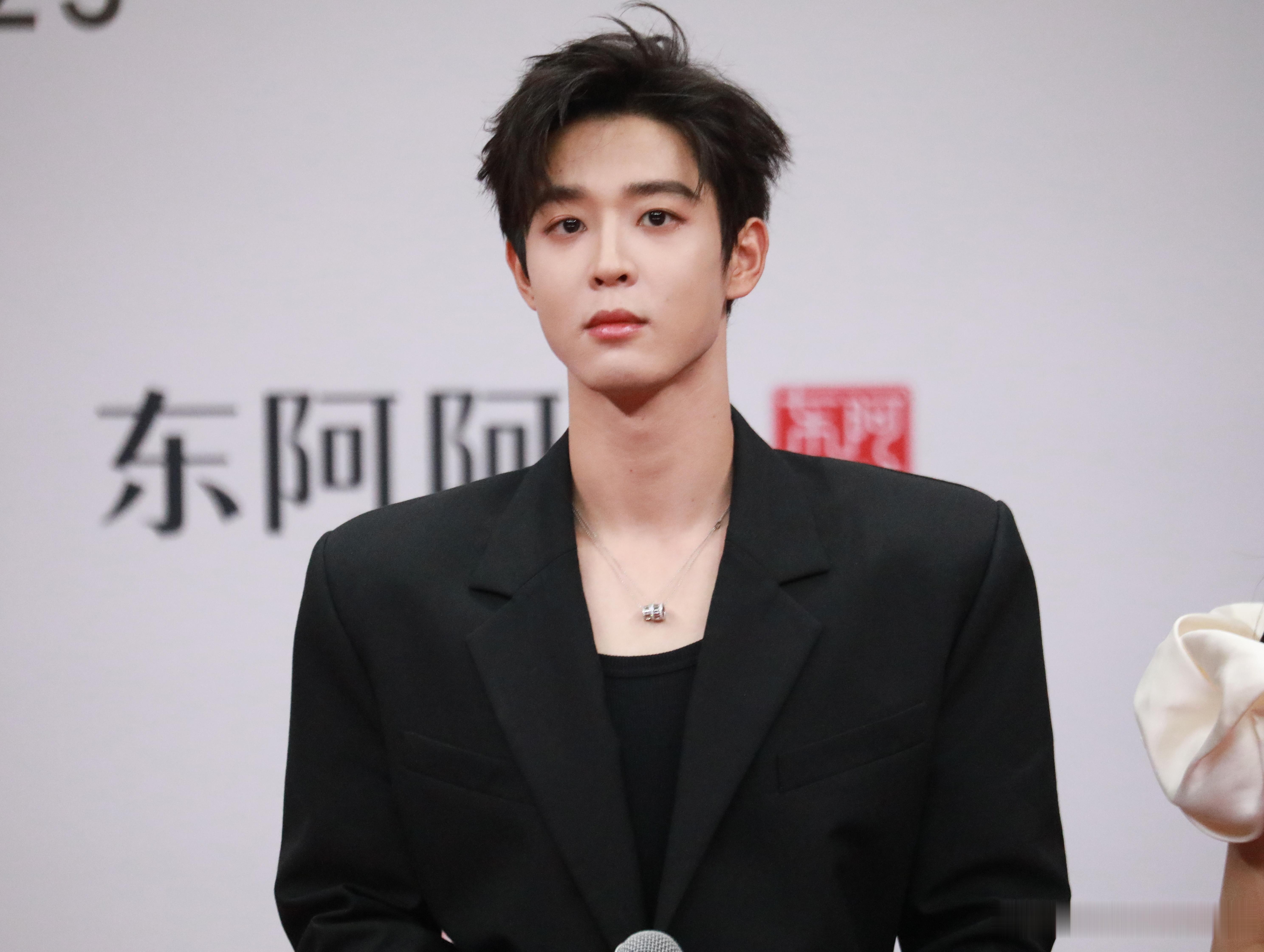 吴宇恒的帅商恐在我之上 谁被吴宇恒的帅商惊到了？星光大赏黑西装搭东方头饰，光影里