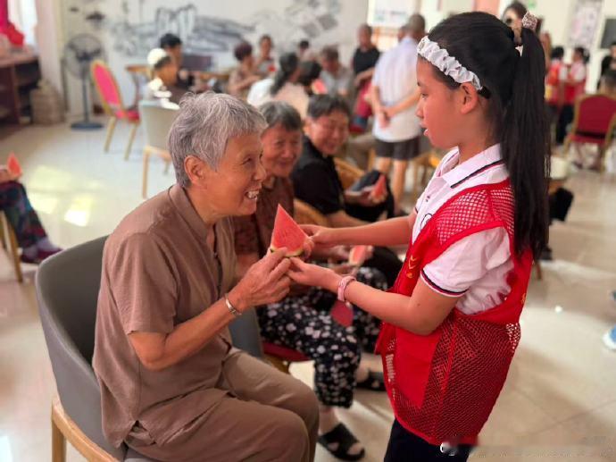 台州路桥萌娃志愿者为环卫工人送上夏日清凉小小志愿者心怀感恩，主动为一线环卫工人送