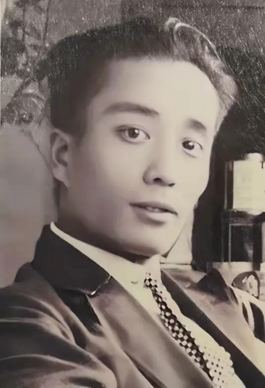 1977年，工人清理河道时，发现了一块刻着“徐恩曾赠”的怀表，这让所有人都倒吸一