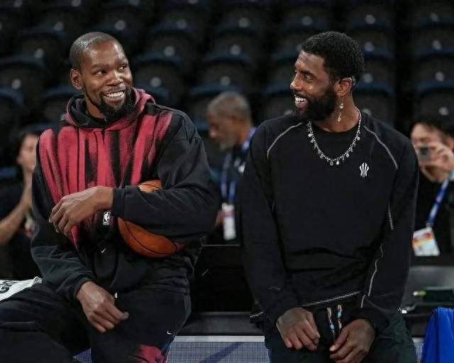 澳门NBA暴露咖位:顶流姜涛靠边坐,C位毋庸置疑,成龙被大佬无视
