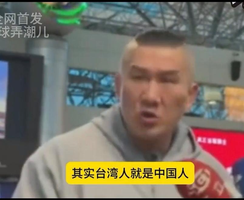 昨日台湾著名网红馆长陈之汉乘飞机到达北京，馆长在机场接受了媒体采访。

他说此次