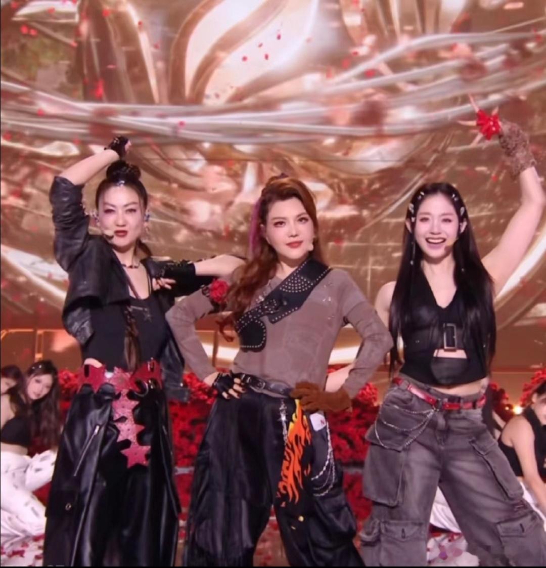 乌兰图雅把乘风的妆造焊在脸上狠狠夸爆乌兰图雅本次舞台妆造！酷飒氛围感拉满，气质拿